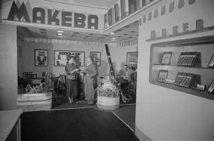 Mehrere Personen am Stand von Makeba Füllhalter auf der Leipziger Herbstmesse 1955