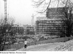 Opernhaus. Rohbau des Funktionsgebäudes und Bühnenhaus mit Baugerüstkonstruktion
