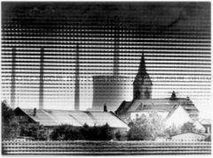 Fotomontage: Blick auf eine Siedlung, im Hintergrund Kühlturm sowie zahlreiche Schornsteine (Sonderthema: Umweltschutz - Umweltzerstörung)