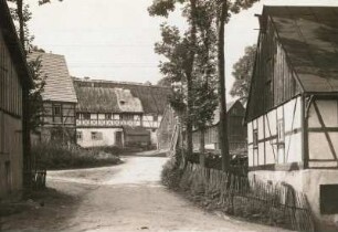Dorfstraße mit Bauernhäusern