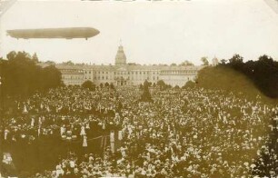 Postkartensammlung Weis mit Ansichten Karlsruhes. Zeppelin über dem Schloss