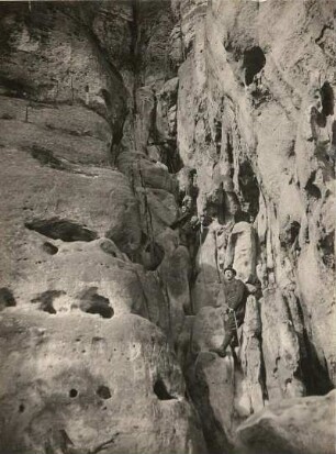 Sächsische Schweiz, Schrammsteine. Falkenstein. Kletterer in der schrofigen Einstiegsschlucht des Schusterweges (III)