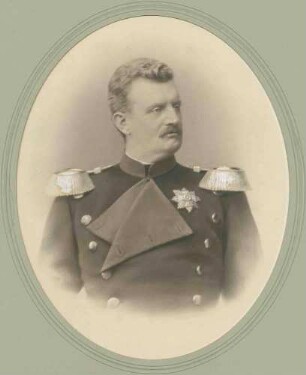 Albert von Suckow, Generalleutnant, Kriegsminister von 1870-1874 in Uniform und Orden, Brustbild in Halbprofil