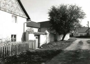 Panschwitz-Kuckau-Jauer, Denkmalstraße 10. Dreiseithof (1801/1850)