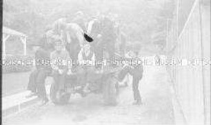 Selbstversenkung des Hochseepassagierdampfers "Columbus" am 19. Dezember 1939, Besatzungsangehörige im Internierungslager auf Angel Island, Kalifornien, auf einem Lastwagen