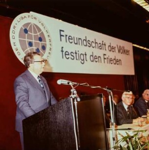Hermann Axen bei einer Rede bei der VIII. Generalversammlung der Liga für Völkerfreundschaft, Berlin