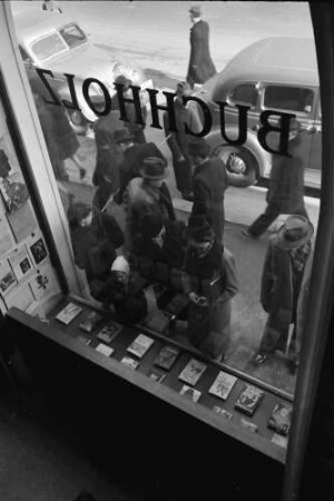 Bukarest: Libraria Buchholz, Blick von der Leiter aus dem Fenster, näher