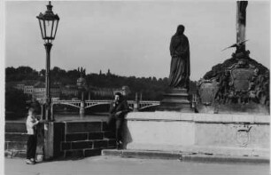 Skulptur neben dem Bronzekruzifix auf der Karlsbrücke