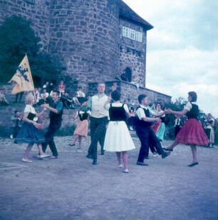 Witzenhausen. Stiftung Jugendburg Ludwigstein. Trachtengruppen beim Volkstanz