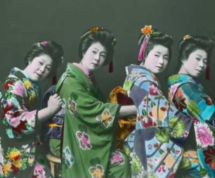 Japan. Vier Geishas mit traditioneller Frisur im Kimono