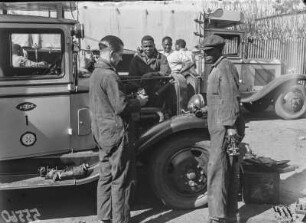 Instandsetzung des Lastkraftwagen : Einer der Lastkraftwagen vom Typ Opel Blitz bei der Wartung.