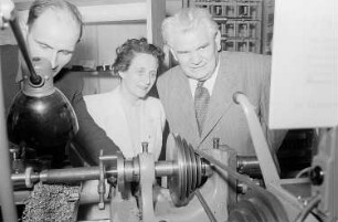 Leipziger Herbstmesse 1951 : Messebesucher an einer Fräsmaschine