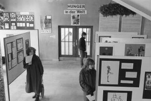 Ausstellung "Hunger in der Welt" von Schülerinnen und Schülern der Drais-Realschule zum "Tag der Menschenrechte"