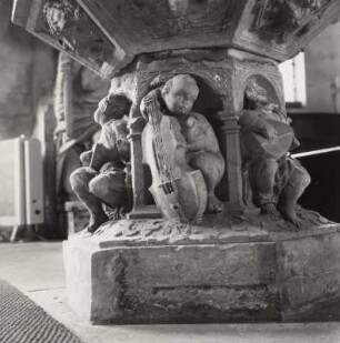 Schwenke, Michael: Taufe. Detail: Musizierender Knabe. Sandstein, 1594/1602. Altenberg-Lauenstein, Stadtkirche