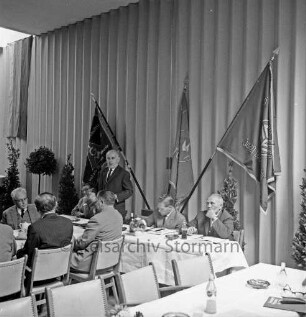 Deutscher Gewerkschaftsbund (DGB): Bad Oldesloe: Oldesloer Hof: Kreiskonferenz mit Wilhelm Walter, Landesvorsitzender DGB Hamburg: Geschäftsführer Hermann Bössow spricht