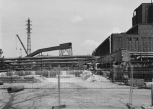 Dresden, Kraftwerk Mitte : Dresden-Altstadt. Heizkraftwerk Mitte (1895, 1926-1928 Umbau und Erweiterung; stillgelegt 1994). Abriß Bandförderbrücke zwischen Kohlenlager und Heizhaus. Abschnitt über der Könneritzstraße