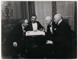 Abendempfang bei Éduard Herriot während der Genfer Abrüstungskonferenz im Hotel des Bergues. von links: Edvard Beneš, Viscount Herbert Samuel, Norman Davis, John Simon