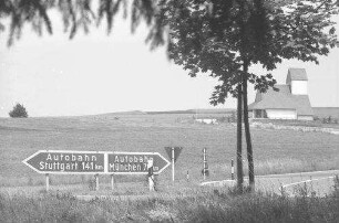 Adelsried: Autobahnkirche, Durchblick vom Wald aus