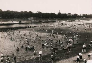 Bremen. Badende im Freibad an der Weser