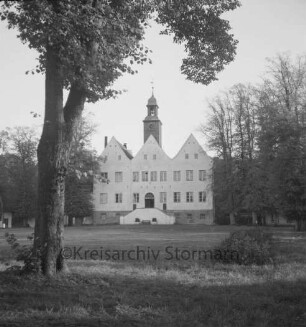 Herrenhaus: Jugendheim: Nordfront mit Außentreppe: davor Rasenfläche: vorn links Baum, rechts Strauch: hinten rechts und links weitere Bäume