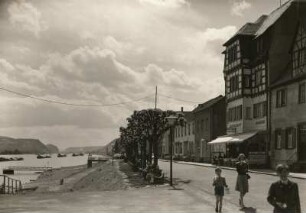 Bad Breisig, Rheinisches Schiefergebirge. Rheinufer-Promenade mit den Rheinlinden, rheinaufwärts gesehen