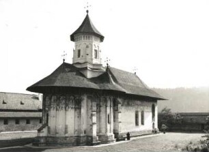 Moldovita, Rumänien. Kloster (1531). Klosterkirche von Nordosten. Fresken 1537