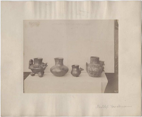 Quatre vases en céramique (vue latérale, contenu de la tombe 10).