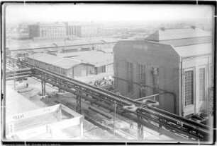 Blick von Bau Me 334 Kohlenoxyd-Reinigung, Me 24 Verwaltungsgebäude und Laboratorium, Me 45 Kompressorenbau, Me 225 Technikum, Me 702 Werkstätte, Ammoniakbehälter 225 - 24