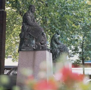 Köln. Bronzesitzbild Ferdinand Franz Wallraff und Johann Heinrich Richartz vor dem Museum für Angewandte Kunst