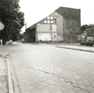 Cottbus, Thälmannplatz 43/44. Wohnhäuser (Tuchmacherhäuser, ruinös), 17. Jh.). Straßenansicht