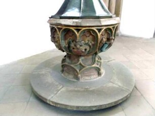 Stiftskirche-Langhaus Innen - Taufbecken (Gotisch) mit Ornamentik und halbplastischen Figuren in Farbigkeit-Detailansicht 04