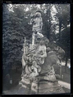 Schloß; Trophäe am westlichen Schloßeingang