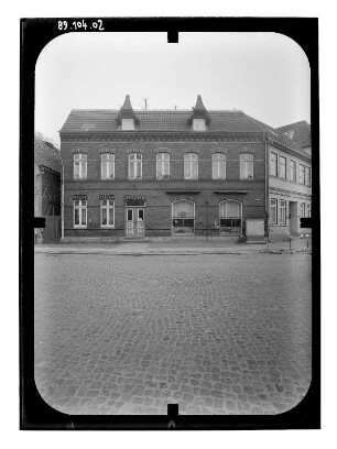 Rehna, Mühlenstraße 3. Wohnhaus mit Laden (Friseursalon). Straßenfront