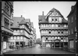 Hannoversch Münden. Marktplatz mit Wohn- und Geschäftshäusern. Buchhandlung Hans Augustin