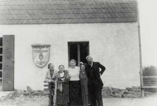 Geising. Gruppenbild mit Etha und Hans Richter vor dem "Brüder Reinhard Haus" (Grenzlandheim)
