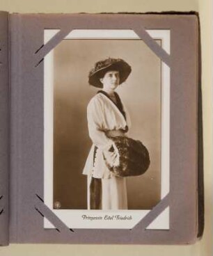 Albumseite 17 mit Postkarte (Prinzessin Eitel Friedrich) : Sammelalbum mit Postkarten-Porträts von Mitgliedern des Hauses Hohenzollern. Kartoneinband, bedruckt und beklebt mit Kordelbindung; 17 x 15 x 3 cm (um 1915). Dresden: SLUB/DF 2001.B.2