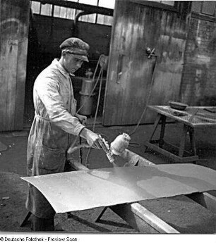 Rostock-Warnemünde. Ernst Heinkel Flugzeugwerke Warnemünde. Arbeiter beim Bestrahlen (Sandstrahl?) eines Flugzeugteils