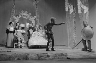 Szenenbilder aus "Don Quichote", Schauspiel von Michail Bulgakow nach Miguel de Cervantes. Theater der Freundschaft Berlin, DDR-Erstaufführung 22.06.1974
