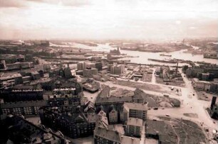 Hamburg: Blick von der Michaeliskirche auf Hafen, Westteil