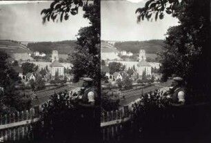 Dorfkirche : Niederstriegis, Ortsteilansicht mit Kirche und Fotograf Willy Hanisch