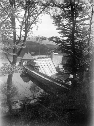 Inspektion der Ufer des Edersees oberhalb der Talsperre