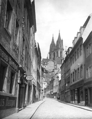 Meißen. Burgstraße mit Wohn- und Geschäftshäusern (links Pelzhaus Hempel, Nr. 8). Blick gegen Domtürme