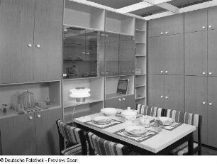 Anbauwand : Wohnzimmermöbel. Anbauwand (1976; Möbelwerk Rathenow (NEUZERA)) und Eßplatz