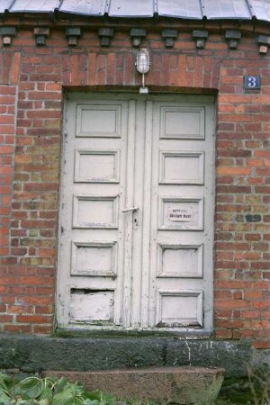traufständiges Bauernhaus aus Backstein: Straßenfront, Detailaufnahme: Eingangstür, Hausnummer 3
