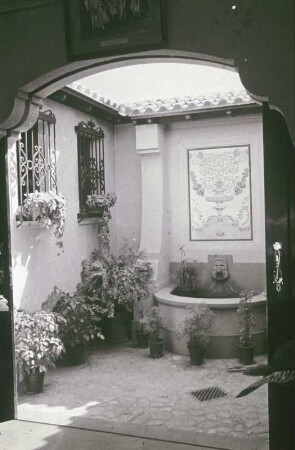 Reisefotos. Kkleiner Innenhof mit Wandbrunnen(im Mittelmeerraum, vielleicht in Italien)