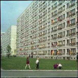 Kinder vor Plattenbau in der Lichtenberger Straße an einem Feiertag (1.Mai)