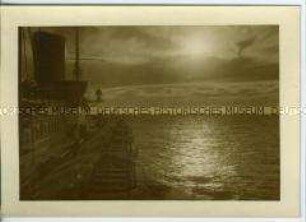 Blick vom Hochseepassagierdampfer "Bremen" gen Sonnenaufgang/-untergang über ruhigem Meer