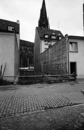 Freiburg i. Br.: Durchblick durch eine Baulücke zum Münster