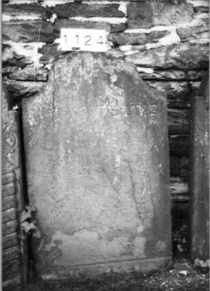 Grabstein 1124 (Index: 99630627) Material: Sandstein Zustand: völlig verwittert Maße HxBxT: 115x72x11 cm Beschreibung: Stele mit eingezogenem Segmentbogenabschluß: Grabstein 1124