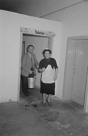 Personal der Messe bei den Damentoiletten